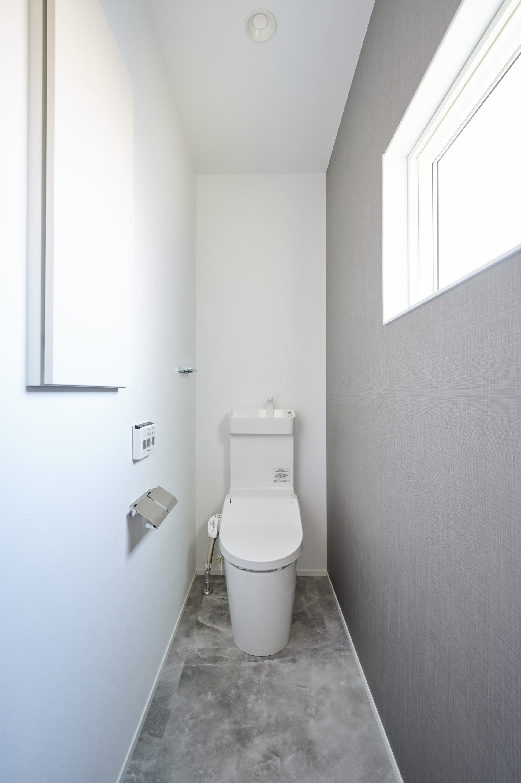 透明感のある大理石調のタイルが印象的なトイレ
