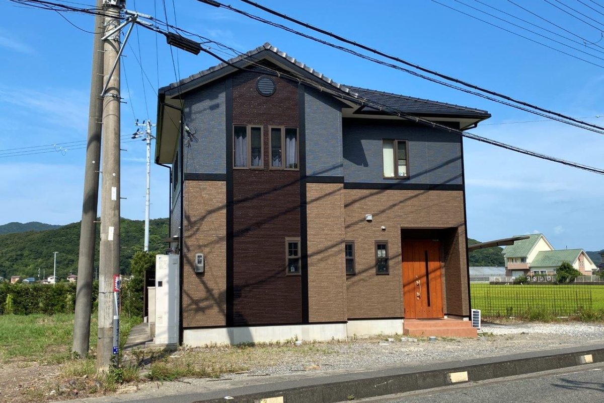 住宅塗装｜青×ブラウンのツートンで引き締まったおしゃれな外観に