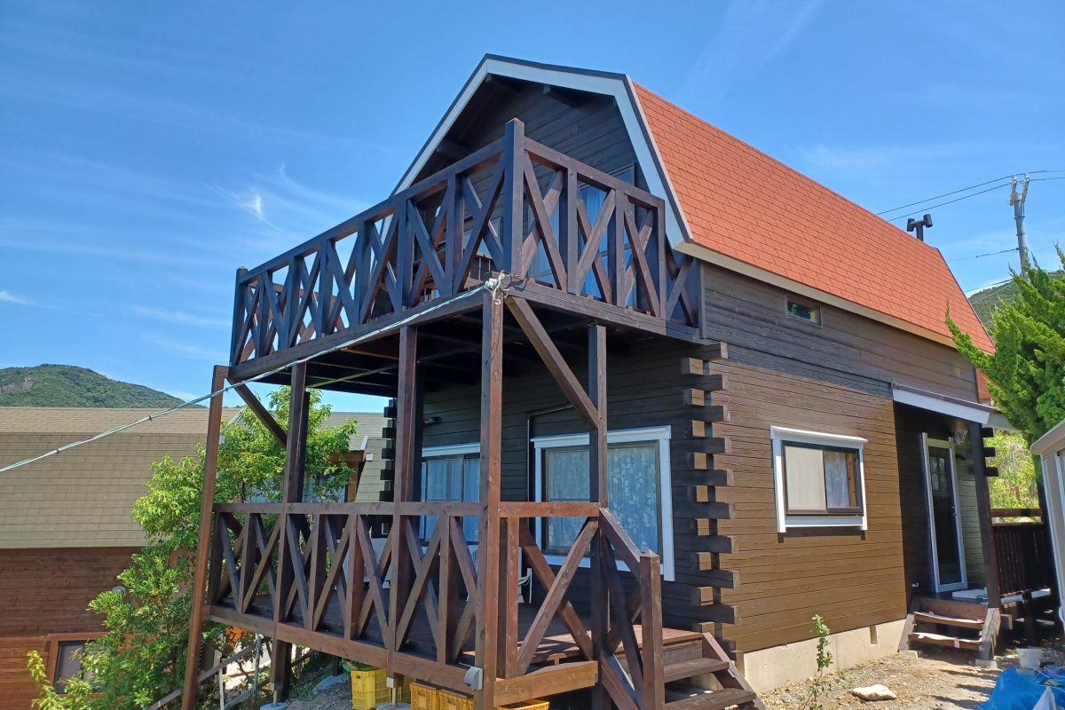 ログハウス改修｜広々テラスと艶やかな木部で上質な空間に