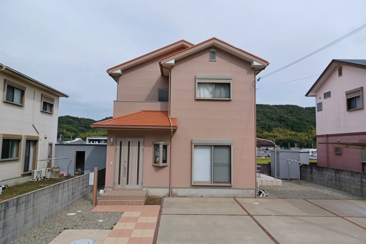 住宅塗装｜オレンジ屋根が映える茶系の家