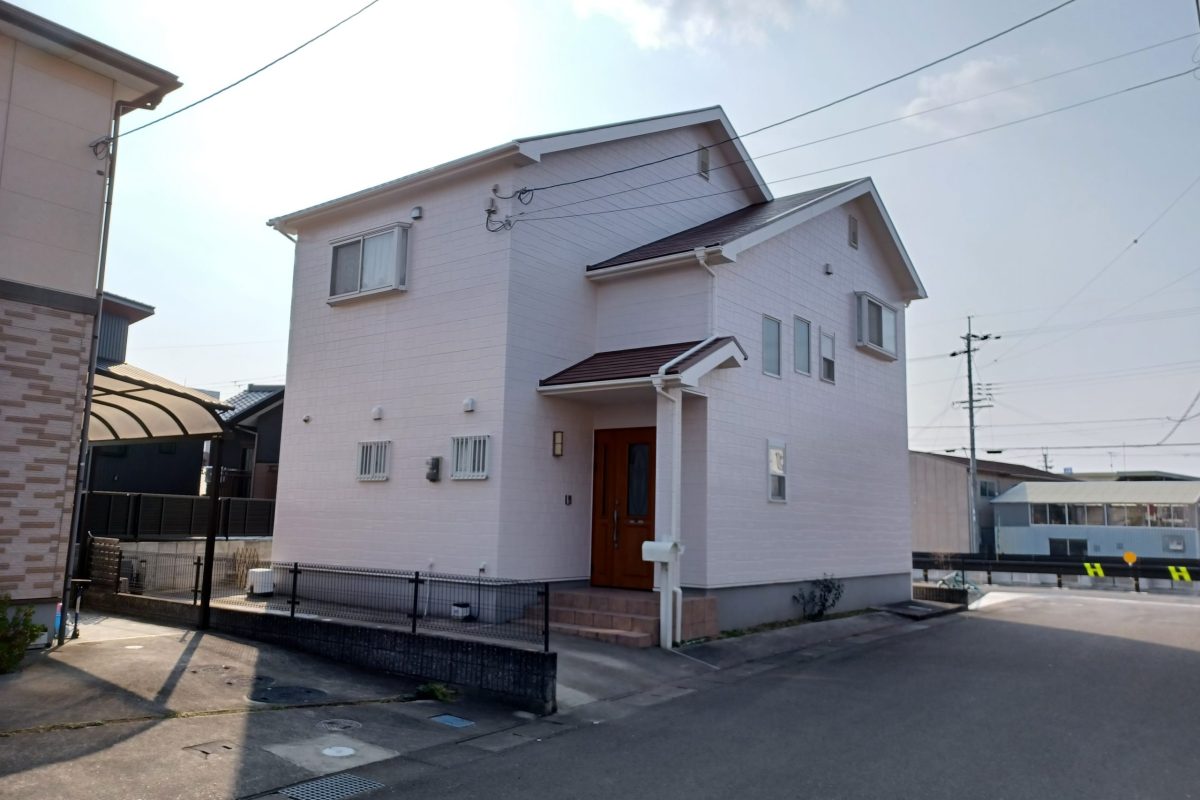 住宅塗装｜ペールピンク×ブラウンで上品＆統一感ある外壁リフォーム