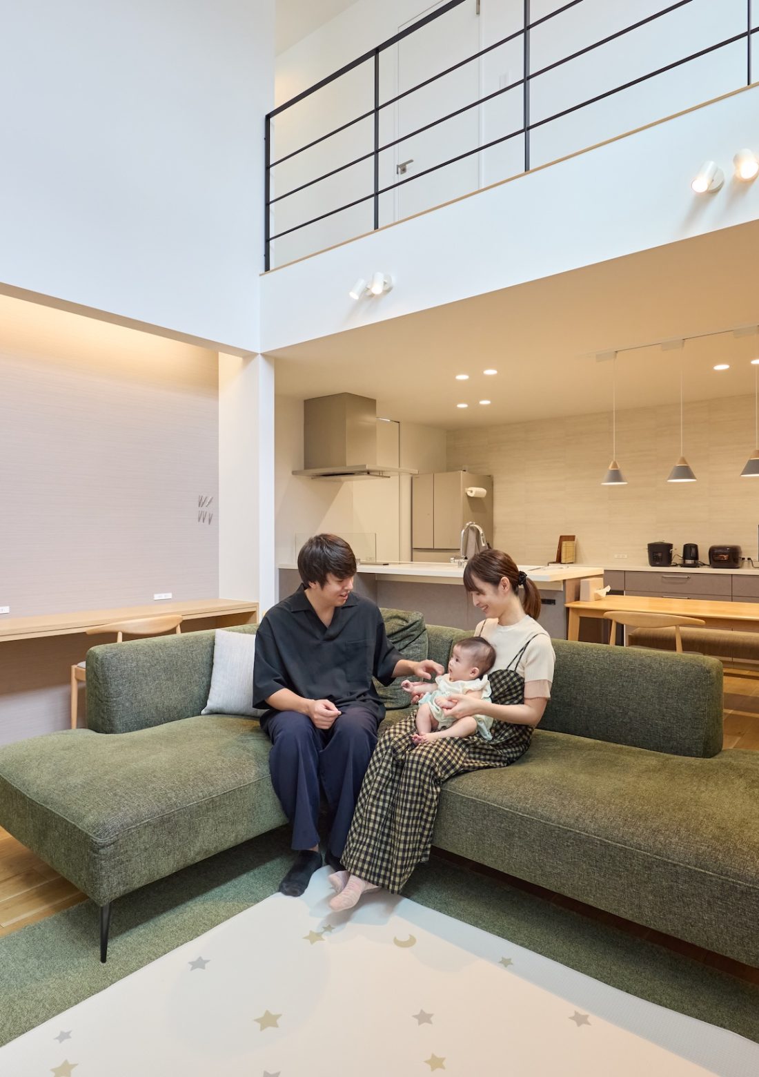 吹き抜けのリビングは日が差し込むので明るいです。断熱性能が高いので空調の効きも問題ありません。