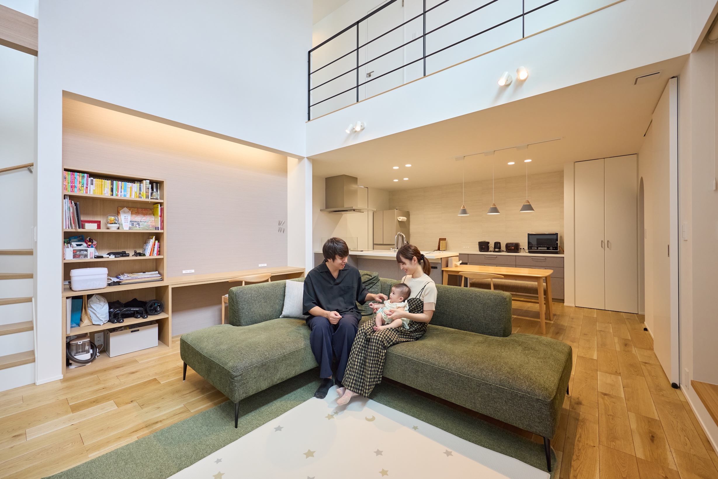  吹き抜けのリビングは日が差し込むので明るいです。断熱性能が高いので空調の効きも問題ありません。