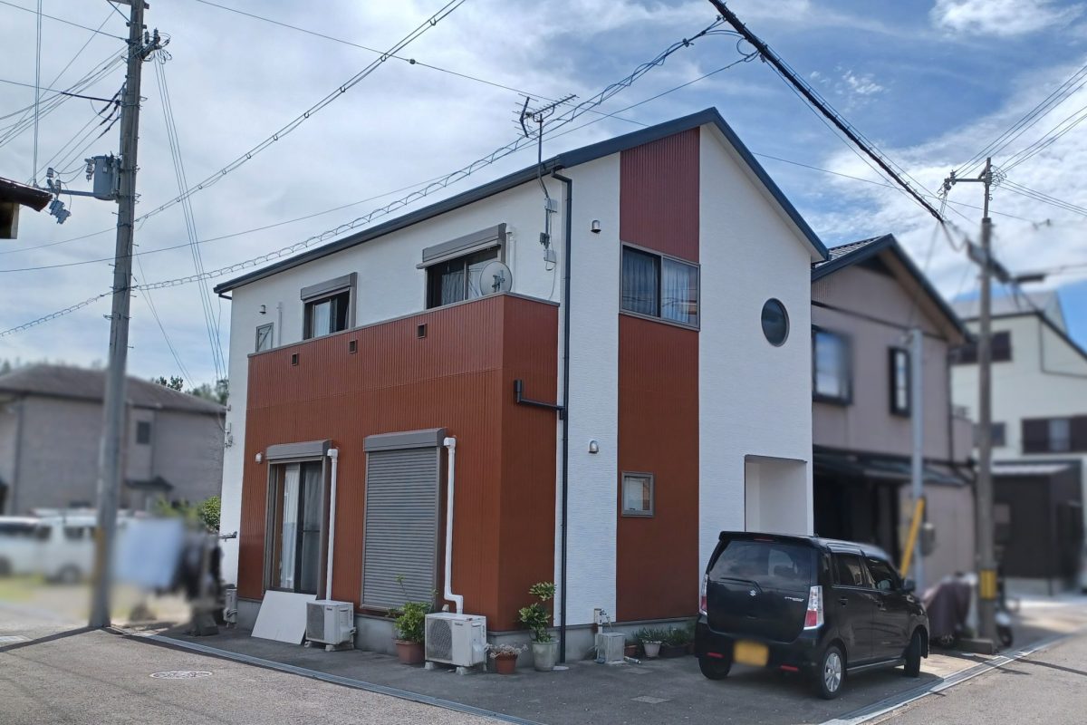 住宅塗装｜ホワイト×ブラウンで明るく快適なツートン外観に