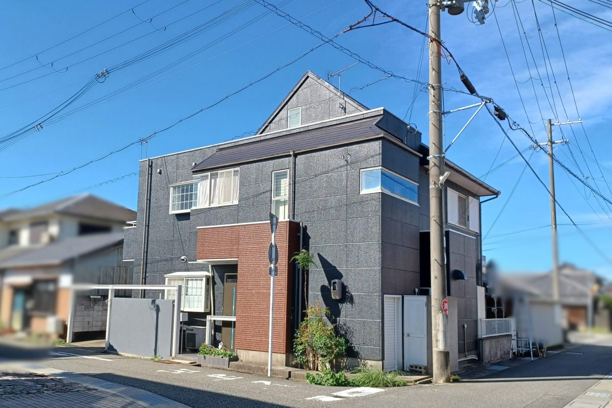 住宅塗装｜濃色グレーとブラウンの調和で高級感ある仕上がりに