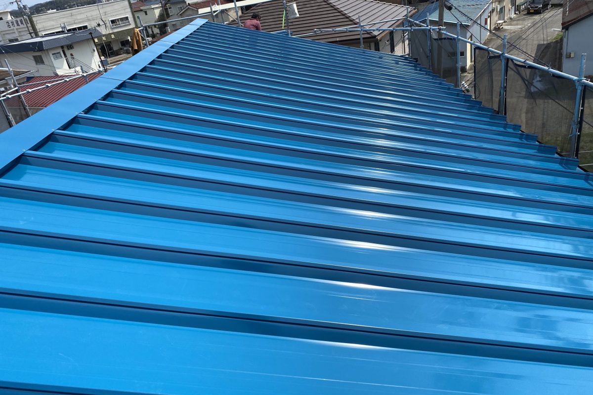 屋根工事｜台風による屋根破損を補修し、強風にも安心な仕上がりに