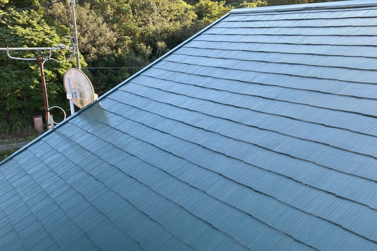 屋根塗装｜無機塗料で耐候性アップ！深緑の屋根に塗替え