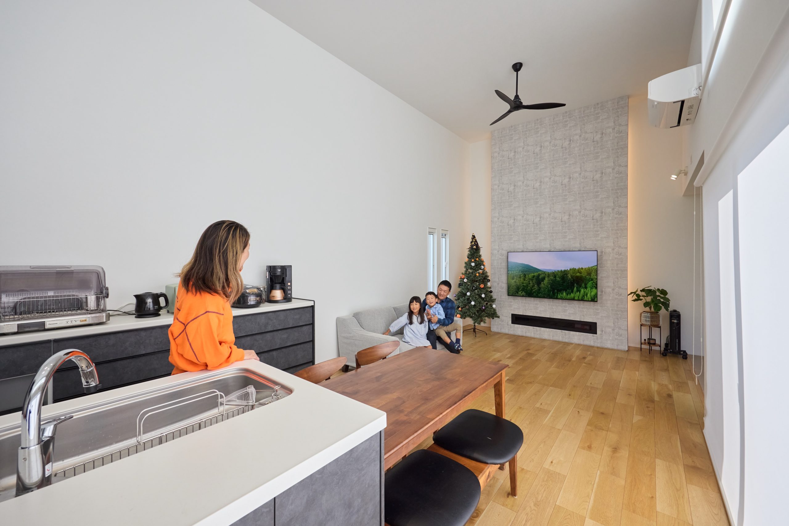 白を基調に、全室床を木目調で統一。家中が明るいので気分も上がります。