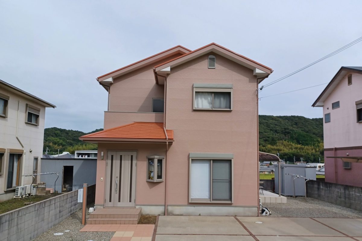住宅塗装｜オレンジ屋根が映える茶系の家