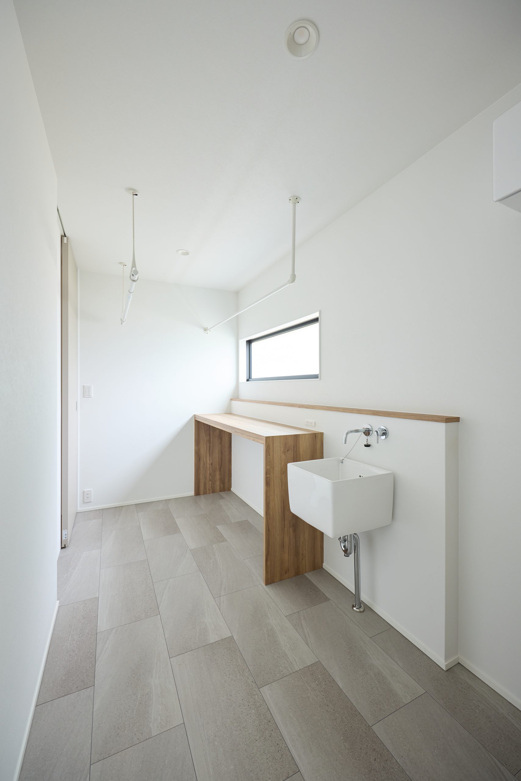 白と木目が調和したランドリールーム