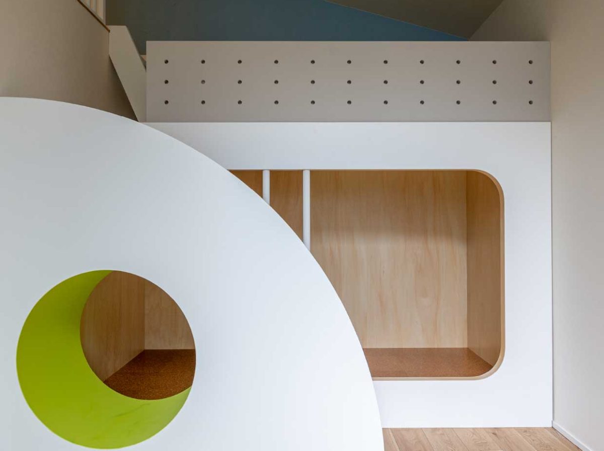 遊具のような2段ベッド　<br>本棚の隠し扉