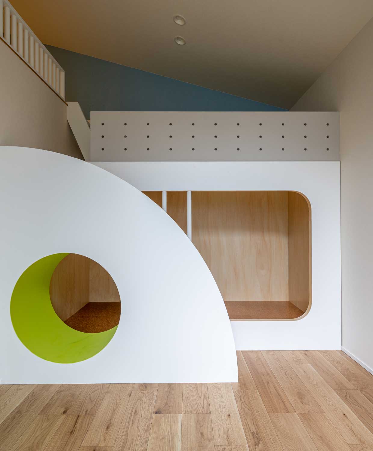 遊具のような2段ベッド　<br>本棚の隠し扉