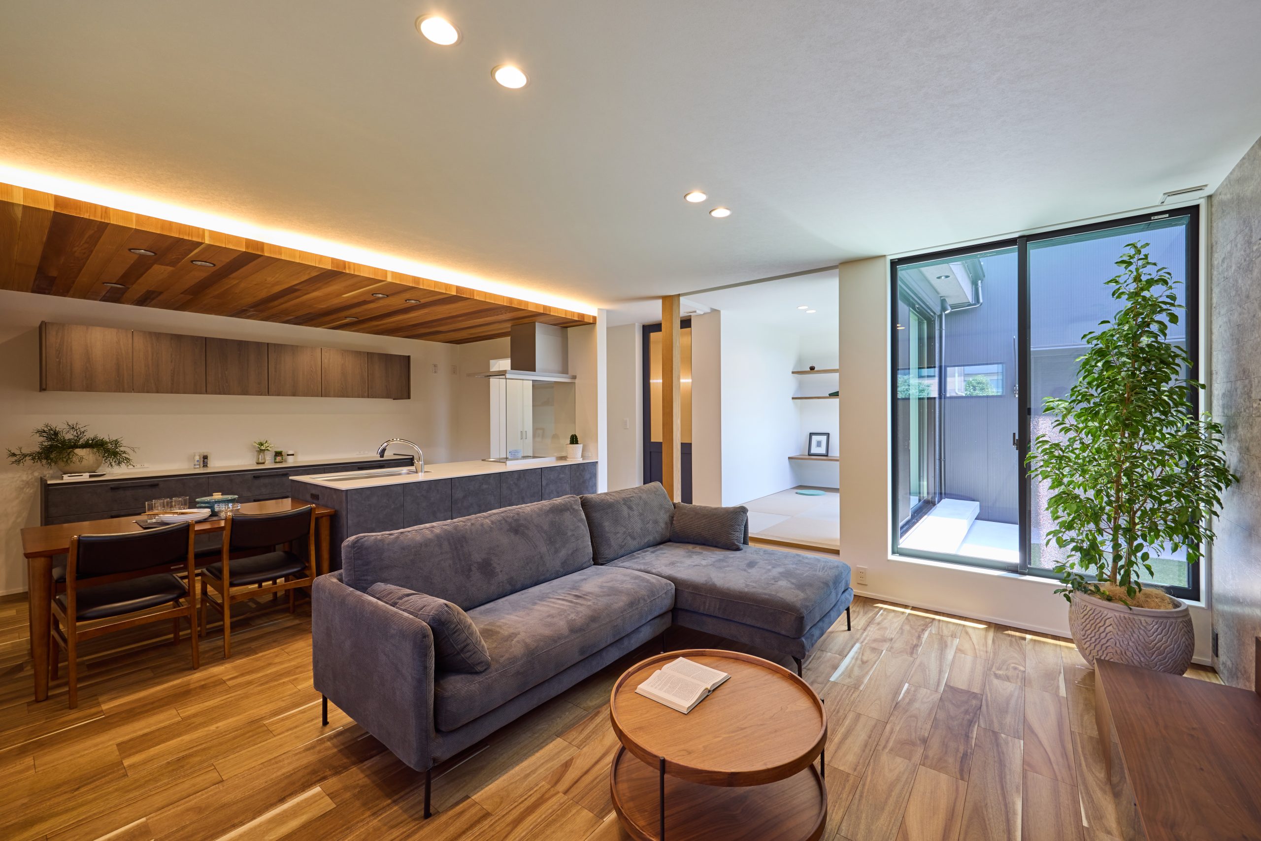 木目×ダークグレーが織りなす大人ライクなLDK