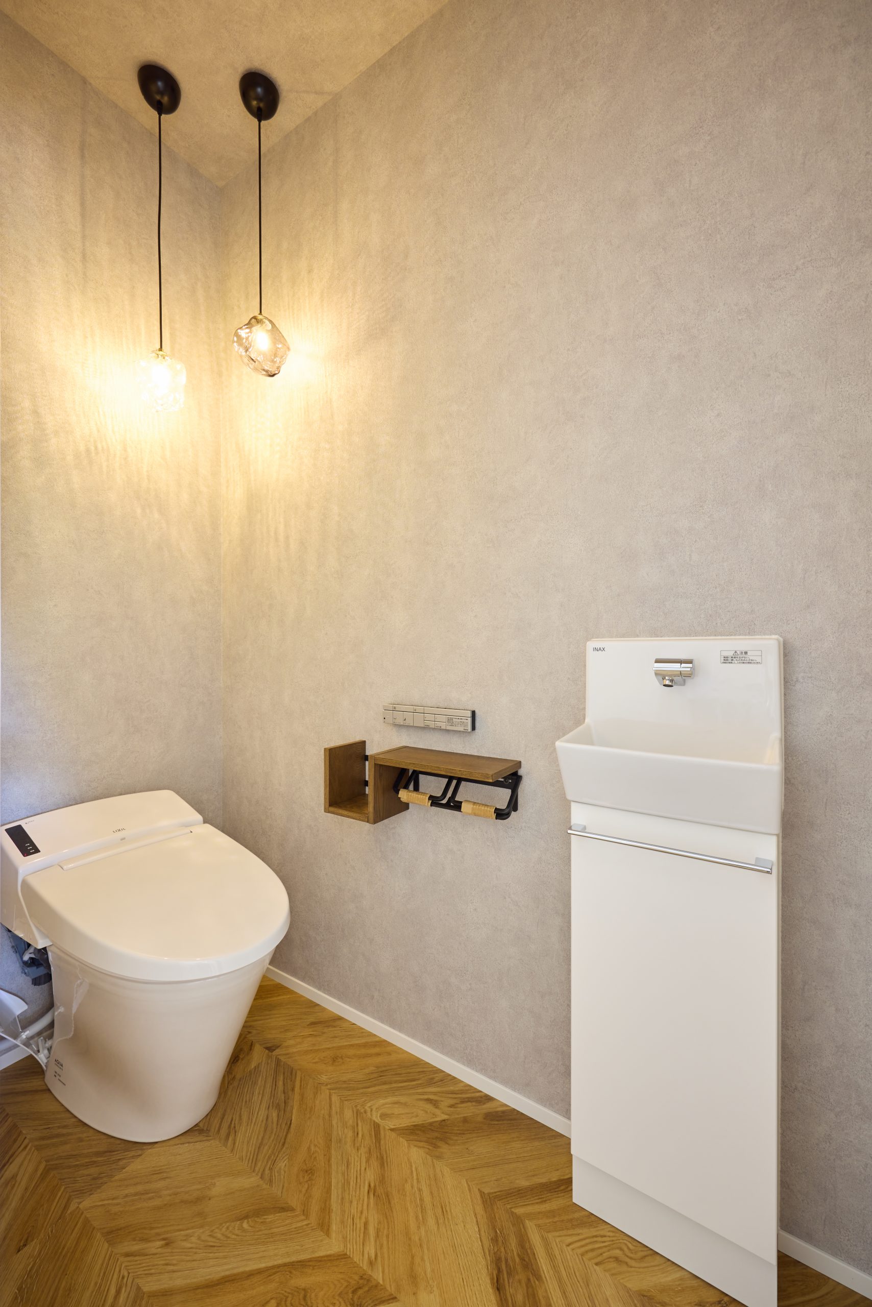 木目とグレーが落ち着くトイレ