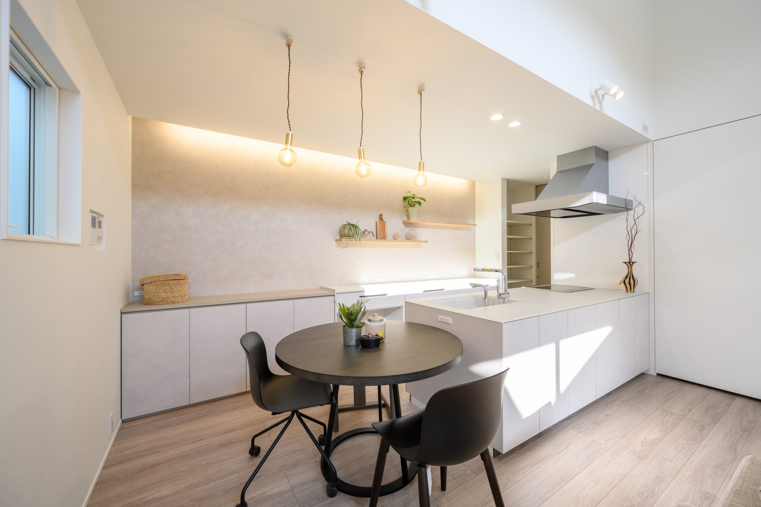 光が照らすグレージュでまとめたLDK