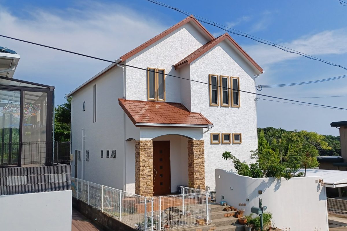 住宅塗装｜ホワイト×テラコッタで緑に映える美しい外観