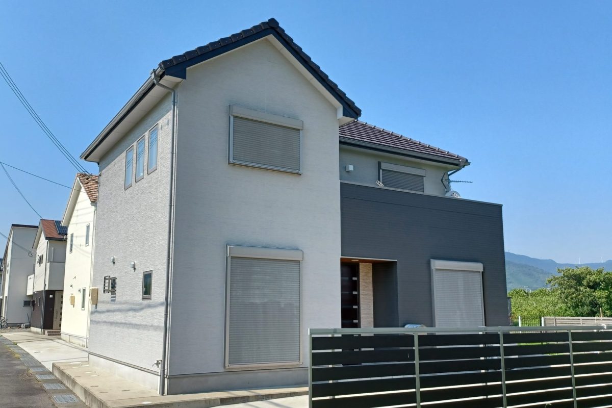 住宅塗装｜濃淡グレーで落ち着きと立体感のある外観に