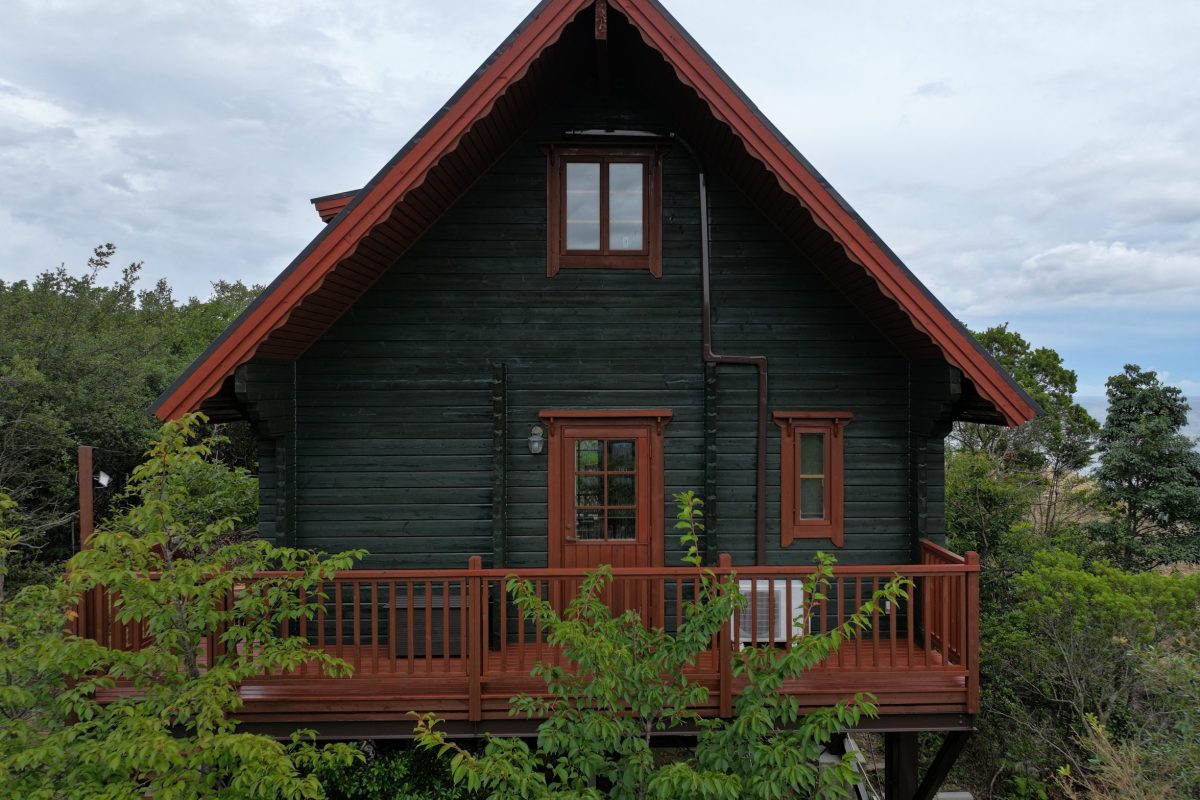 ログハウス塗装｜森に映えるツートン仕上げ