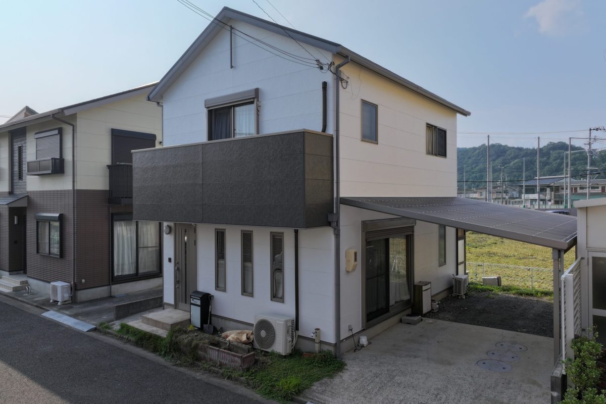 住宅塗装｜洗練の白×濃色コントラスト