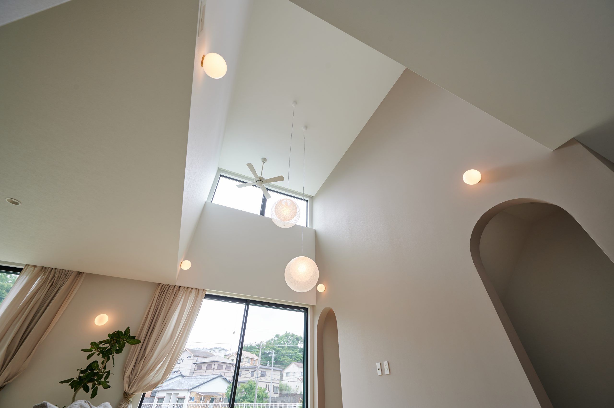 高天井を活かした照明