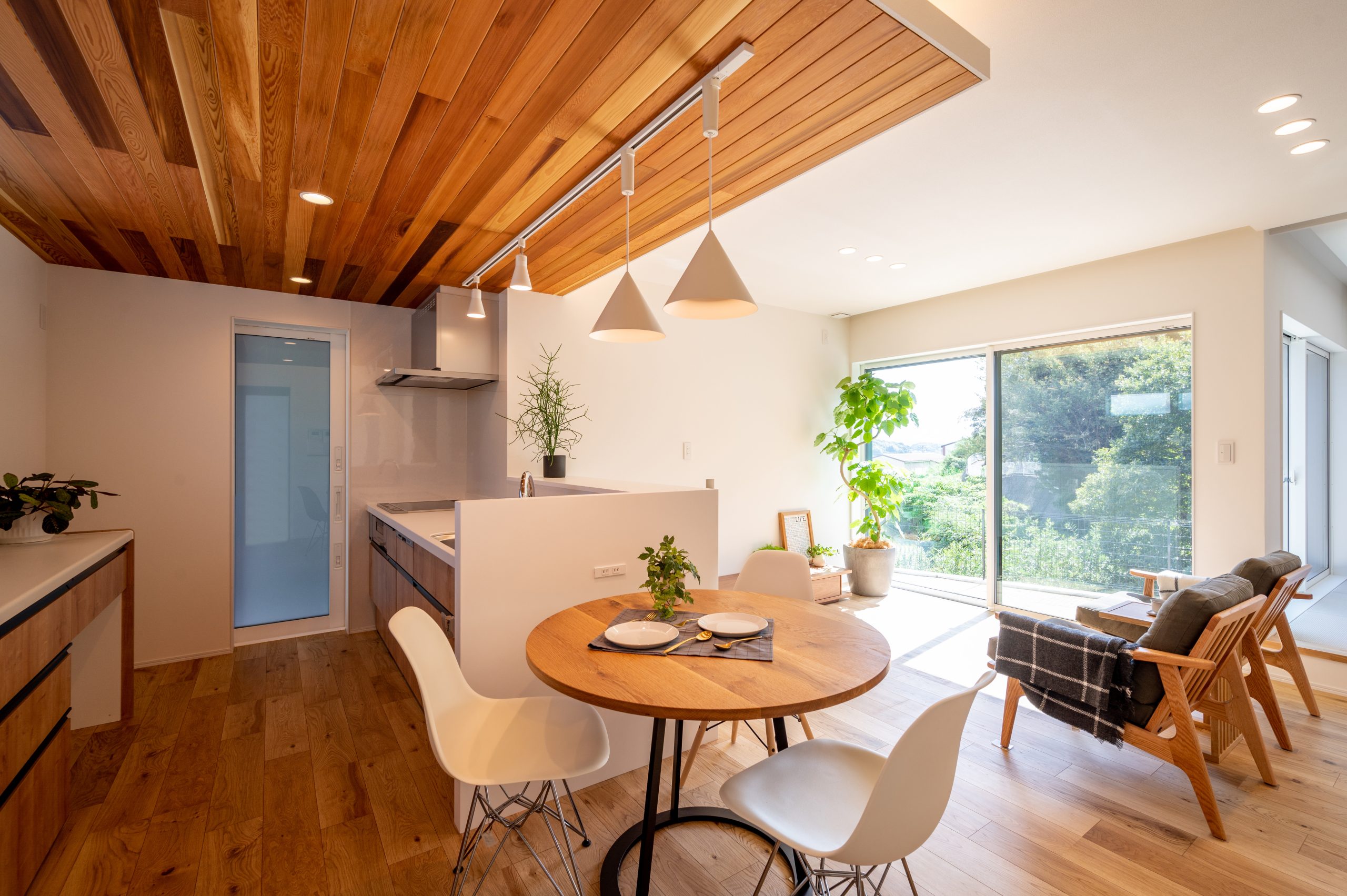 木の温もりに包まれる、美しい下がり天井のLDK