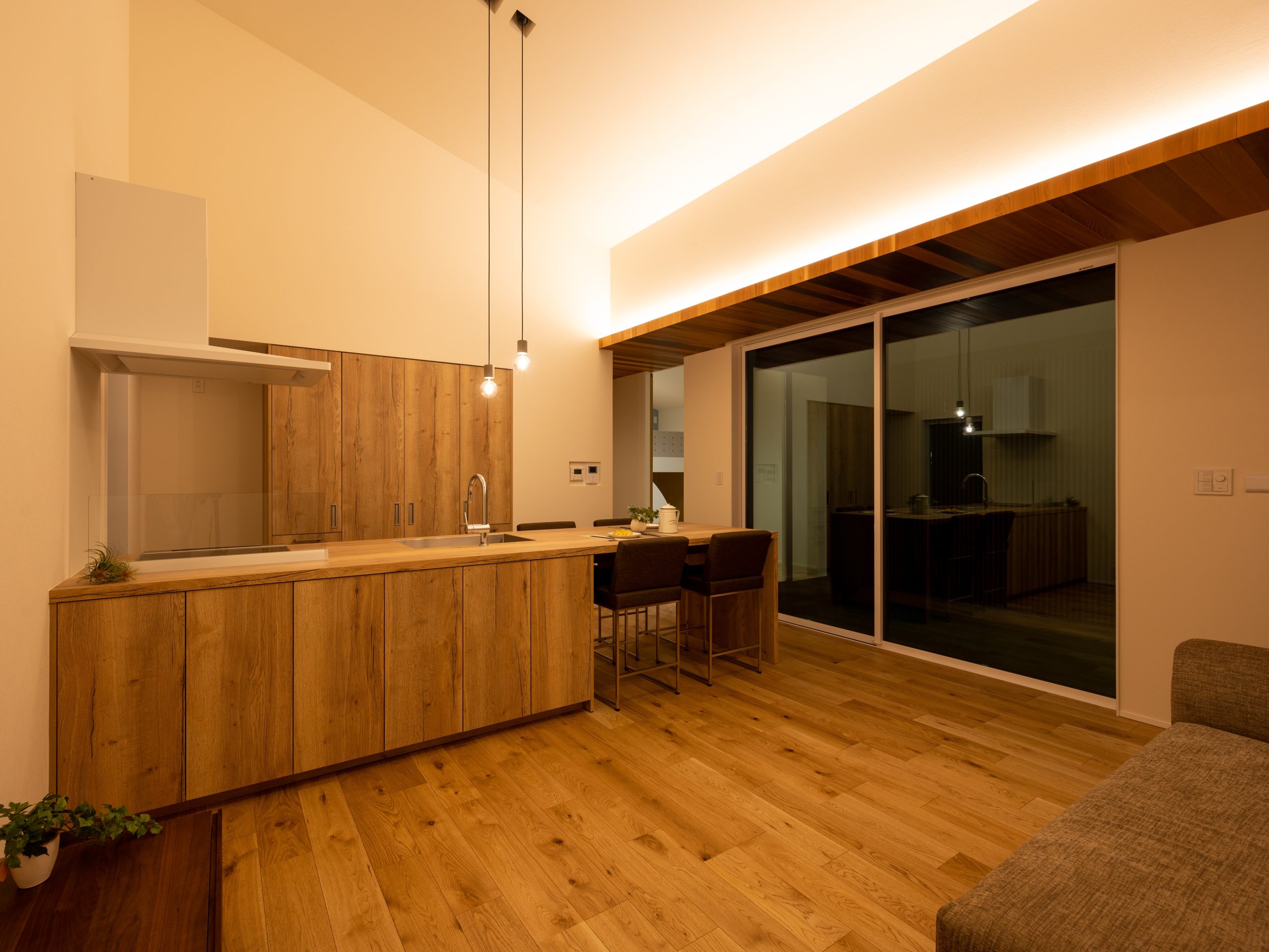 木目調リビングに映えるモダンなライティング