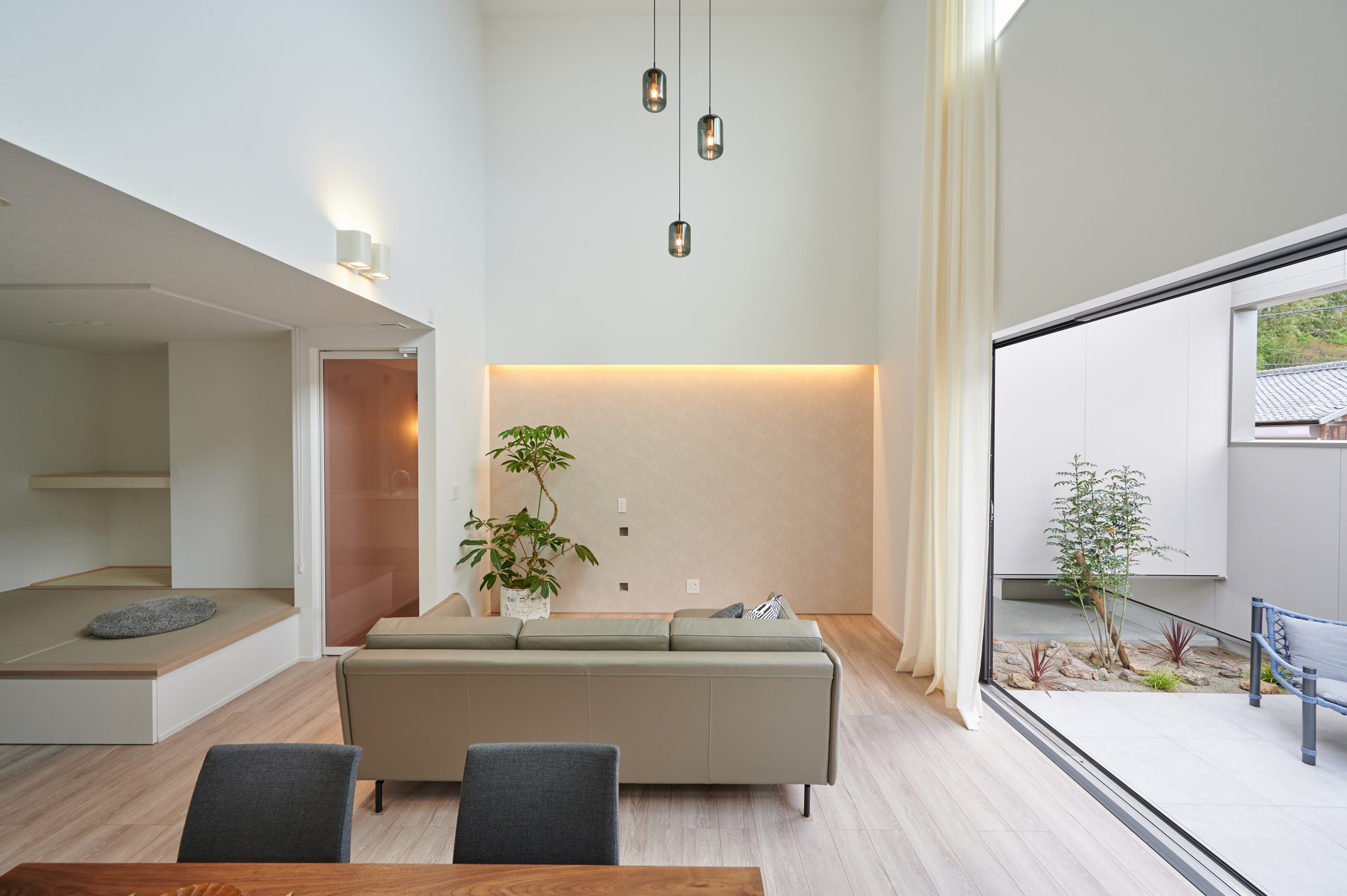 吹き抜け×間接照明で創る空間