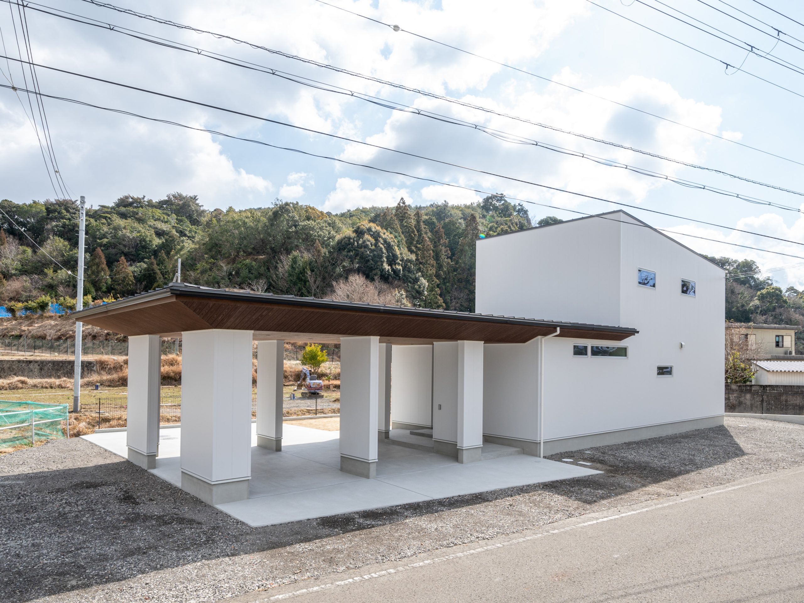 白い列柱と木目の軒天がおしゃれな家