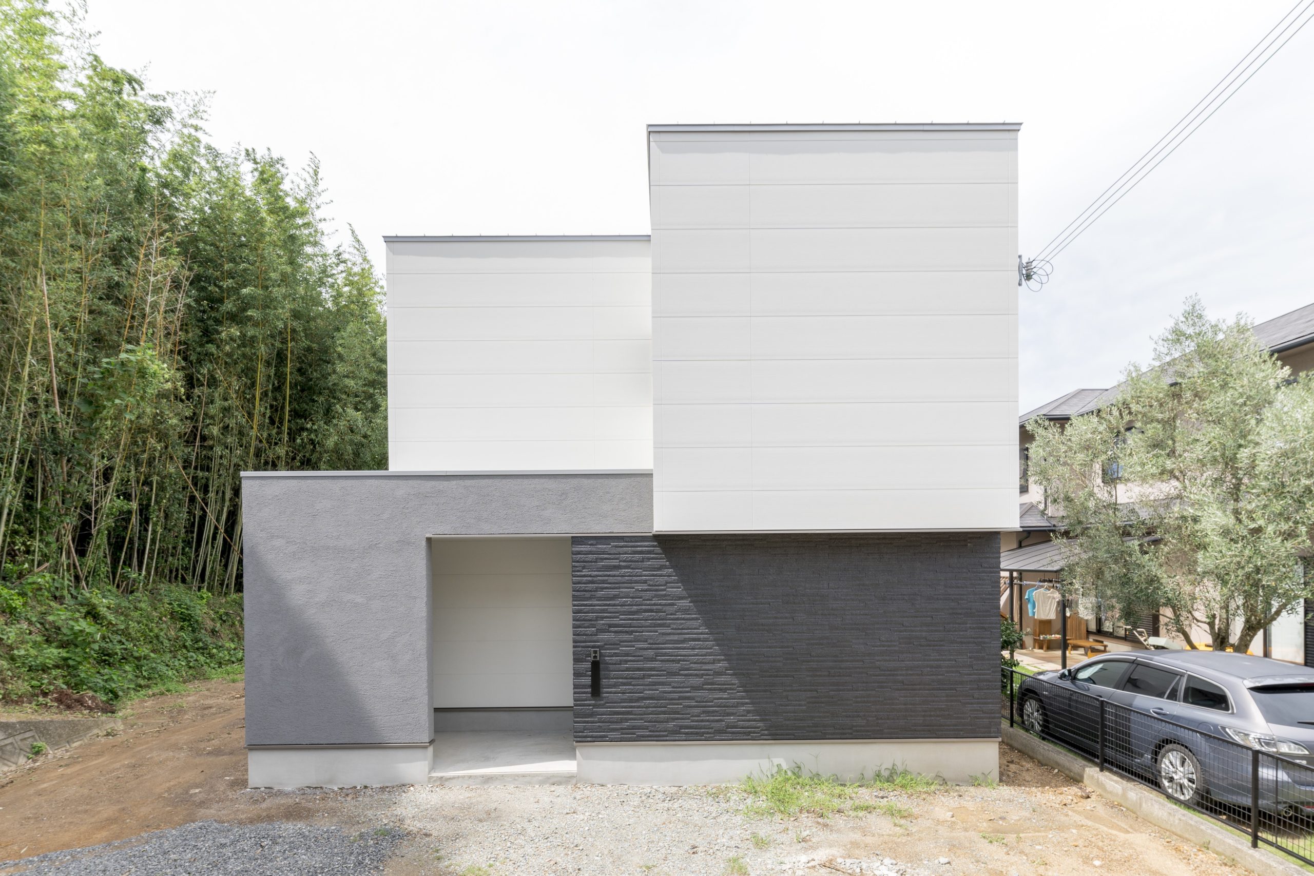 モノトーンの対比が美しい邸宅