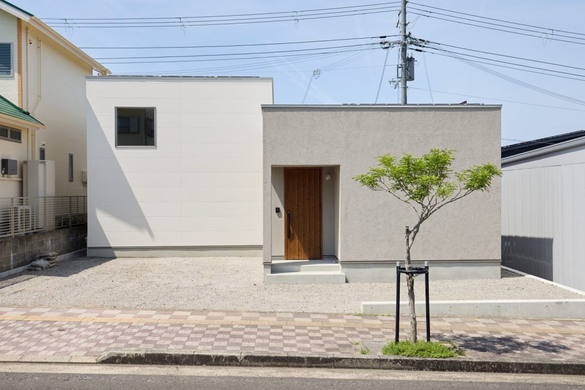 タイルテラスのあるシンプルモダンな平屋