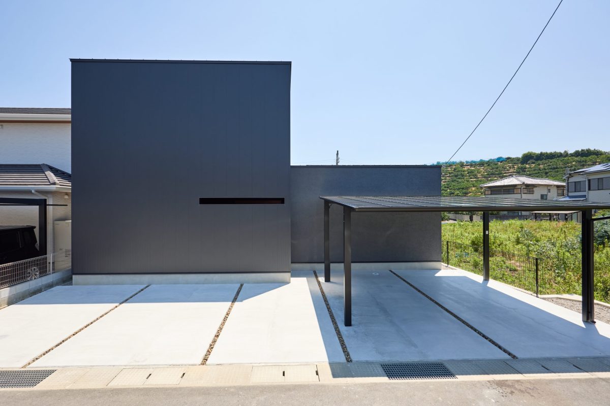 中庭の光と風を愉しむ半平屋の家