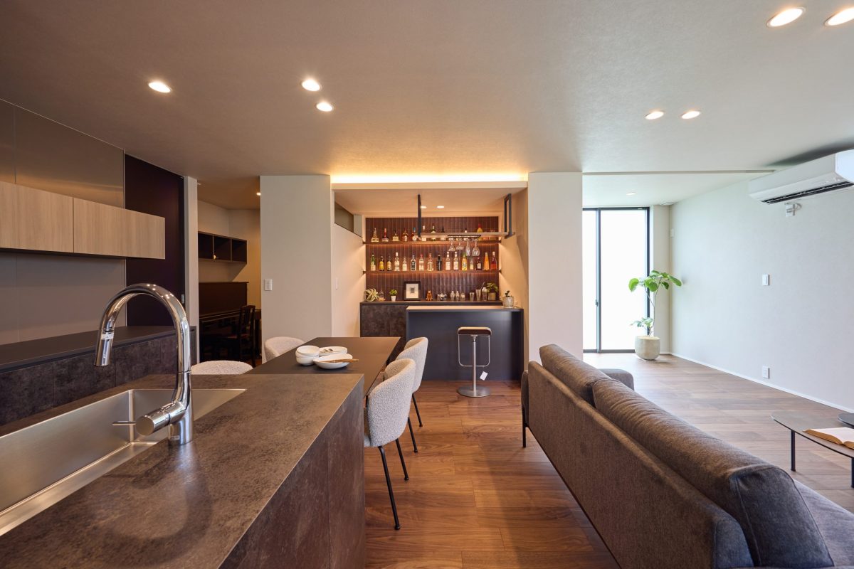 バーカウンターのある重厚な住まい
