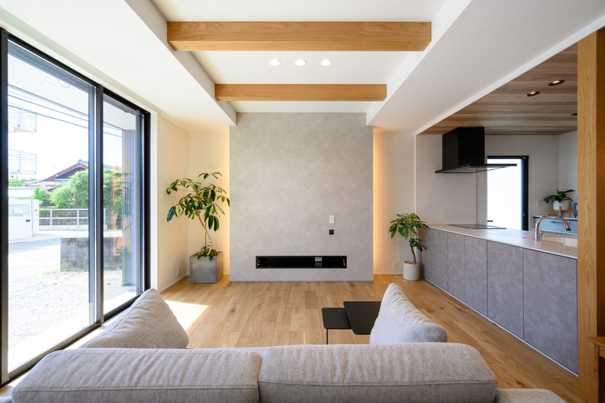 柔和な光に色づくほぼ平屋の住まい