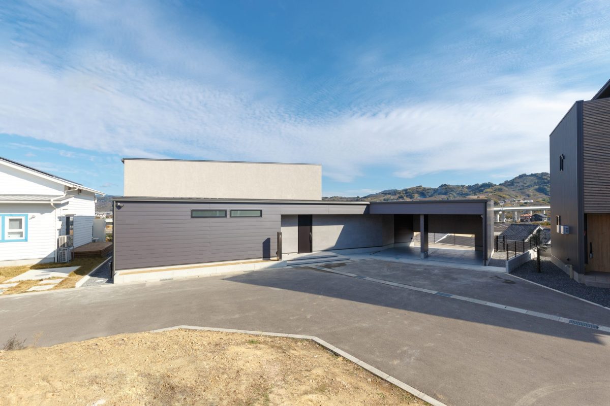 オープンガレージのあるホテルライクな平屋